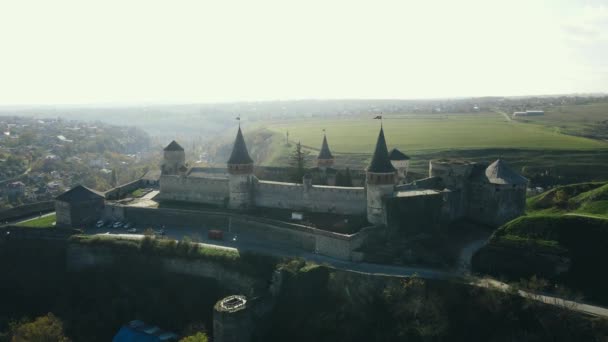 Volo nei pressi di un grande castello storico abbandonato e torri in una giornata di sole — Video Stock