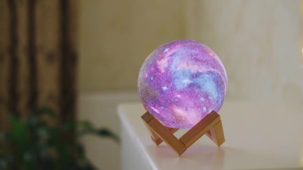 Interiér dekorace kulové svítilny galaxie spínače s neonovým světlem — Stock video