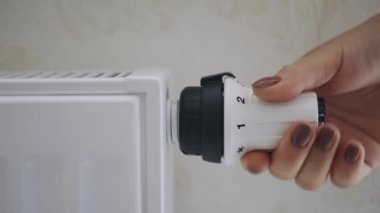 Kadın eli, sayılarla mekanik pil göstergesini açıp kapatır