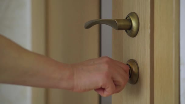Womans hand opent en sluit de deur om het huis van dichtbij te vergrendelen — Stockvideo
