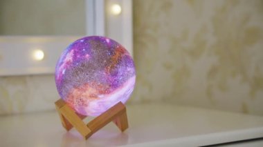 İç dekorasyon küresel fener lambası galaksi ışıklarıyla yer değiştiriyor