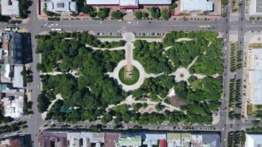 Ağaçlı park alanının hava manzarası ve yazın arabalı yol manzarası.