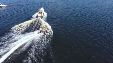 Su motoruyla uçan dalgaların üzerinden atlayan adam. Yazın ekstrem sporlar.