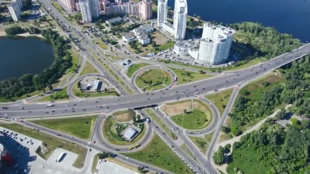 Survoler une route animée avec des voitures et des camions sur le fond de la ville — Video