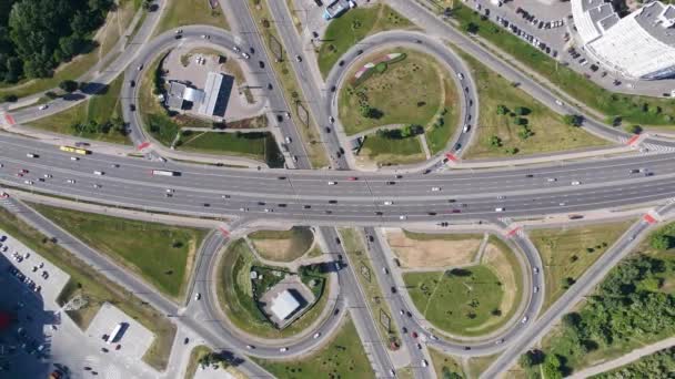 Vue aérienne d'une route très fréquentée avec des voitures pendant les heures de pointe. Papillon — Video