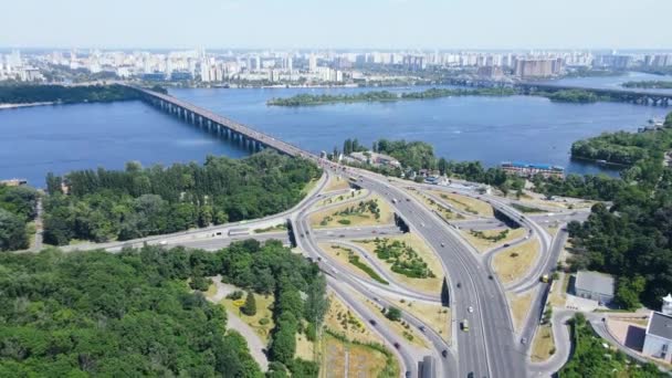 Vol sur une route très fréquentée avec des voitures surplombant la ville et la rivière — Video