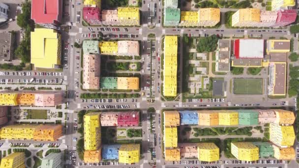 Vue de dessus des cours et des routes d'un quartier résidentiel avec des maisons colorées — Video