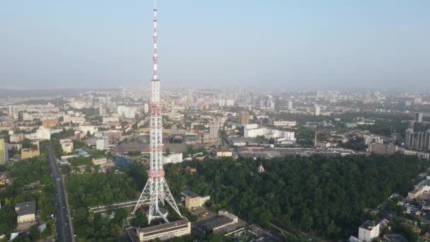 Letecký pohled na velkou televizní věž ve městě za slunečného dne — Stock video