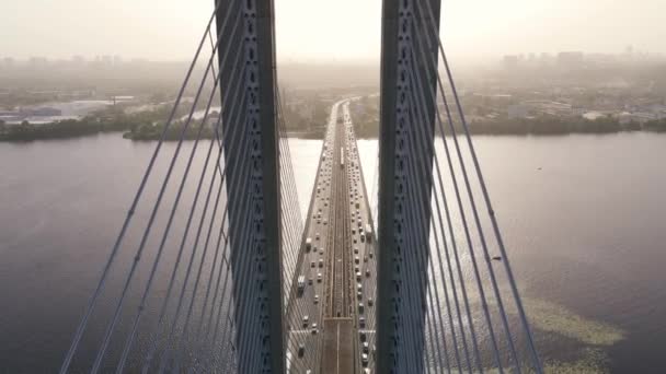 从桥上俯瞰繁忙的交通车辆和地铁的极限飞行 — 图库视频影像