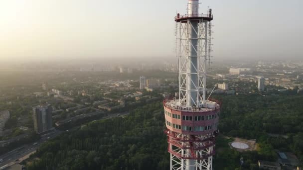 Вид з повітря на найвищу телевежу в міському пейзажі на літній захід сонця — стокове відео