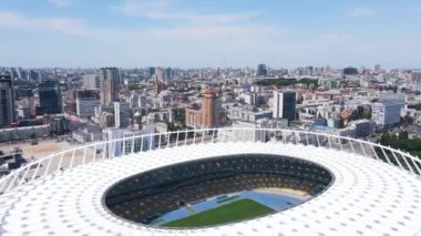 Büyük şehrin binalarının üzerinde uçuyor. Şehir manzarasının hava görüntüsü