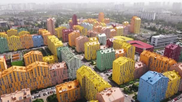 Renkli binalarla modern yerleşim alanının havadan manzarası — Stok video