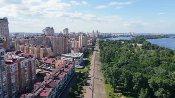 Zone avec bâtiments résidentiels, front de mer, zone piétonne et parc en été — Video