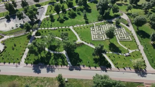 Zona peatonal con gente en el parque de la ciudad con árboles verdes y bancos en verano — Vídeos de Stock