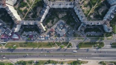 Kalabalık şehir yolu manzarası. Arabalar ve yerleşim alanındaki insanlar. 