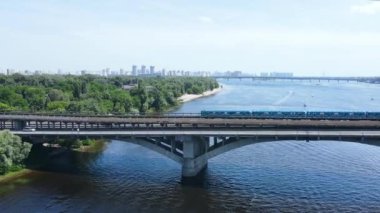 Nehir üzerindeki köprünün üzerinden geçen metro görüntüsü.