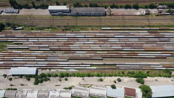 在锈迹斑斑的货运列车的废弃车站上空飞行 — 图库视频影像