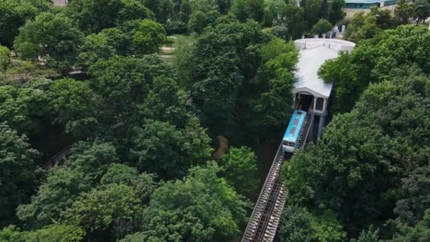 Luftaufnahme der Standseilbahn in einem Parkgebiet mit Touristen, die zum Bahnhof hinuntersteigen — Stockvideo