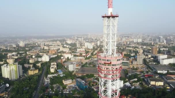 Vedere aeriană a turnului TV mare în peisajul orașului într-o zi însorită — Videoclip de stoc