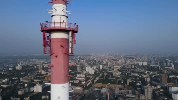 Flyg nära antenner av ett stort TV-torn med skyskrapor i ett bostadsområde — Stockvideo