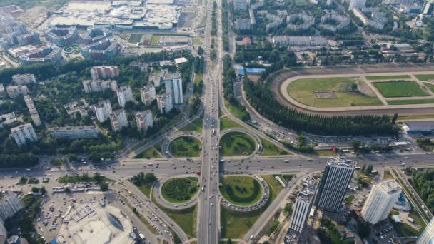 Şehir manzarasında arabaları ve kamyonları olan işlek şehir trafik yolunun üst görüntüsü — Stok video