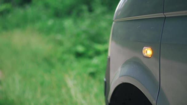 Noodsignaal Auto Koplamp Knippert Oranje Kleur Straat — Stockvideo