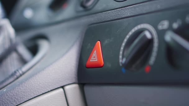 Kırmızı Alarm Düğmesi Araba Panelinde Acil Durum Sinyali Var — Stok video