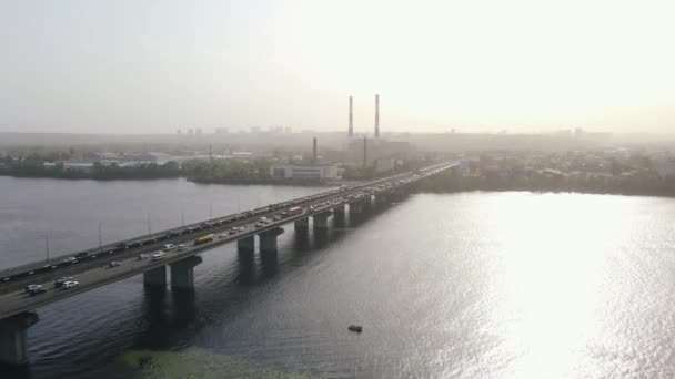 Luchtfoto van auto 's die de grote brug over de rivier passeren in het stadsgezicht — Stockvideo