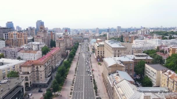 Büyük şehrin binalarının üzerinde uçuyor. Şehir manzarasının hava görüntüsü — Stok video