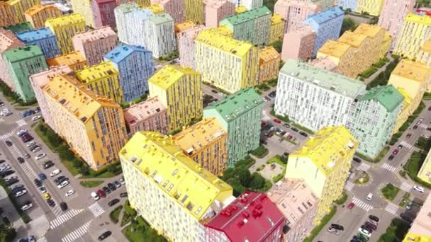 Renkli binalarla modern yerleşim alanının havadan manzarası — Stok video