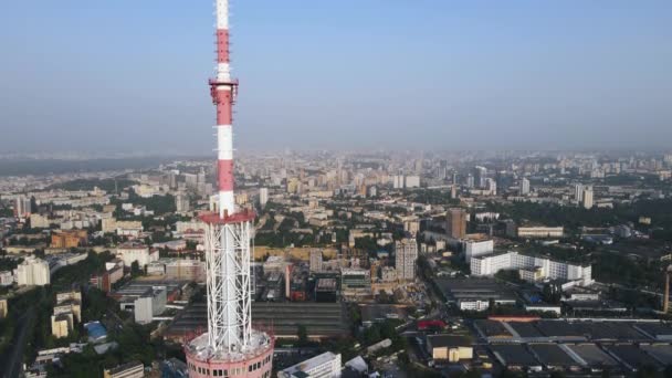 Vista aerea da un punto alto della città, torre TV nella vista del paesaggio urbano — Video Stock