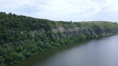 Nehir, dağ sırasının ufuk çizgisine yakın akar. Doğal manzara görüntüsü