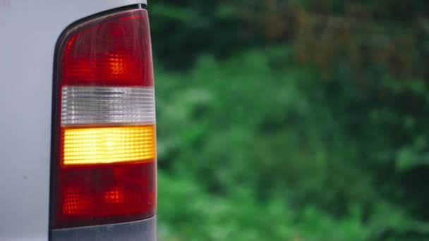 Notruf im Auto. Scheinwerfer blinkt orange auf der Straße — Stockvideo