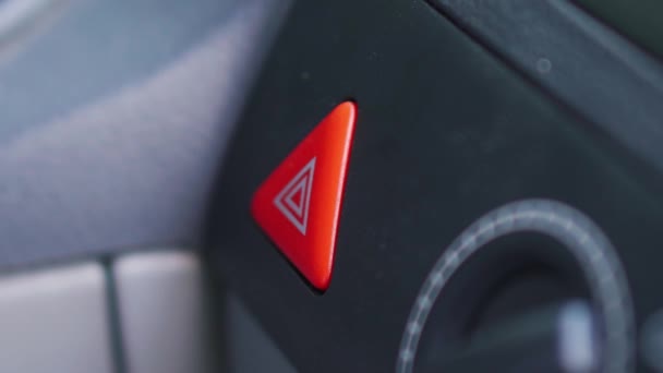 Červený alarm. Záblesky nouzového signálu v panelu auta — Stock video