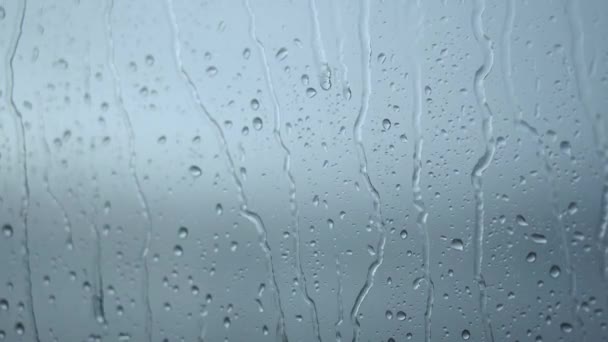 Las gotas de lluvia caen por la ventana. Mal tiempo depresivo, fuerte lluvia y viento — Vídeos de Stock