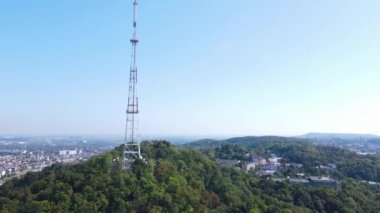 Şehir merkezindeki dağdaki büyük TV kulesinin hava görüntüsü.