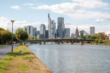 Frankfurt Skyline in Summer Sunny Day, Hesse Almanya 'da Main River Bank' tan