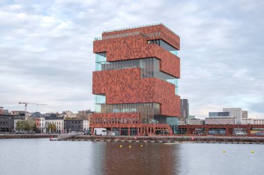 Antwerp, Belçika - 10.28.2025: Müze aan de Stroom MAS Antwerp with Water in Foreground Belçika