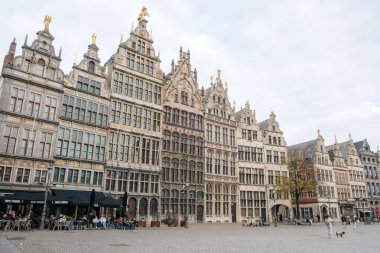 Antwerp, Belçika - 10.28.2025: Grote Markt Antwerp Belçika 'daki Tarihi Ev Cephesi