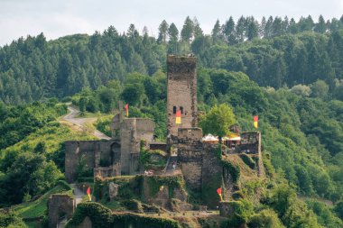 Beilstein, Almanya - 06.03.2025: Orman Tepesindeki Burg Metternich Harabeleri Yazın Bayraklarla, Rhineland-Palatinate Almanya