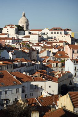 Miradouro da Graca 'nın bakış açısından Lisbons' un yoğun tarihi çatıları ve terracotta fayanslarının panoramik görüntüsü. Panteao Nacional 'ın ikonik kubbesi binaların üzerinde görünür. Dikey.