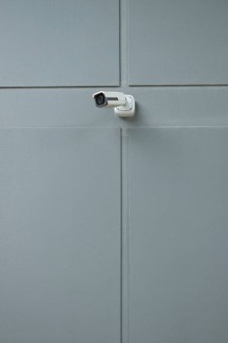 Modern gri duvardaki güvenlik kamerası