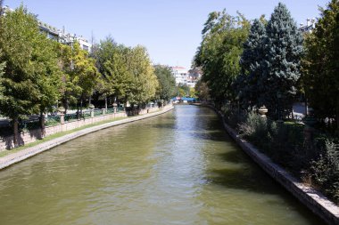 Eskiehir amblemi ve 2006 'nın yakın çekimleri, parşömen işleri, tasarım, kimlik ve belediye özellikleri için ideal olan nane boyalı demir köprü paneline atıldı. 14 Eylül 2025, Eskisehir Türkiye
