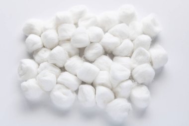 Güzellik, ilk yardım ve hijyen amaçlı beyaz pamuk topları. Temiz beyaz bir arka planda izole edilmiş..