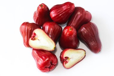 Üst manzara yığını taze Jambu Air (Su, Gül, Balmumu Elmalar), beyaz arka planda taze, beyaz etini göstermek için ikiye bölünmüş bir meyve ile.