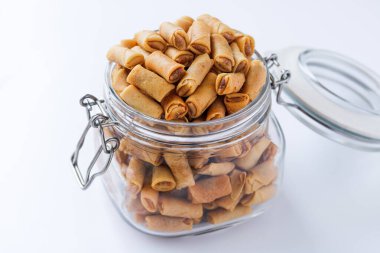 Küçük, ince ve çıtır çıtır Endonezya böreğiyle dolu cam bir kavanoz. Kurutulmuş karides (ebi) ve baharatlarla dolu..