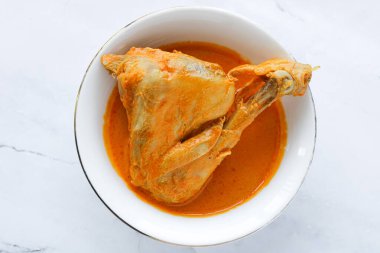 Geleneksel Padang usulü Endonezya usulü körili tavuk Gulai Ayam tabağının üst görüntüsü..