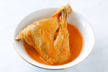 Bir tabak Gulai Ayam, geleneksel Endonezya usulü Padang usulü körili tavuk..
