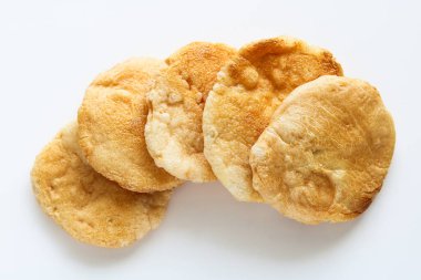 Çıtır kerupuk kemplang, geleneksel Endonezya balık krakerleri, temiz beyaz bir arka planda düzenlenmiş..