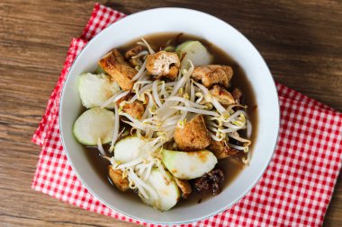 Lontong Balap, Endonezya 'nın geleneksel pirinç kekleri, fasulye lahanaları, kızarmış tofu, lentho (perkedel kacang tolo) ve mayalanmış karides ezmesi (petis) ile yapılmış et suyu.).